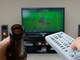 Size_80_homem-assistindo-tv-e-tomando-cerveja