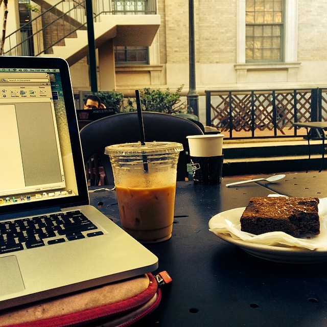 Feels so nice outside why would I study at home? #downtownliving #butIreallydontfeellikestudying
